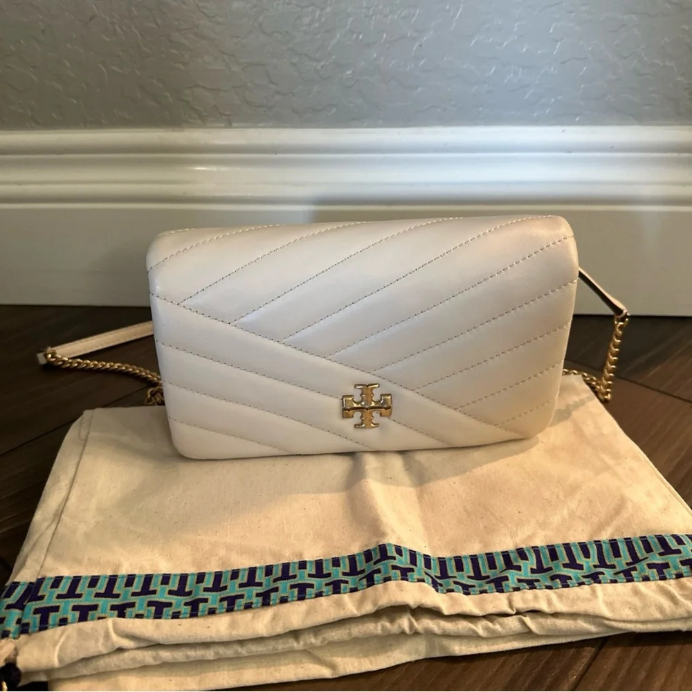 Tory Burch - Kira Chevron Chain Wallet New Cream Handbag - Picture 2 of 11